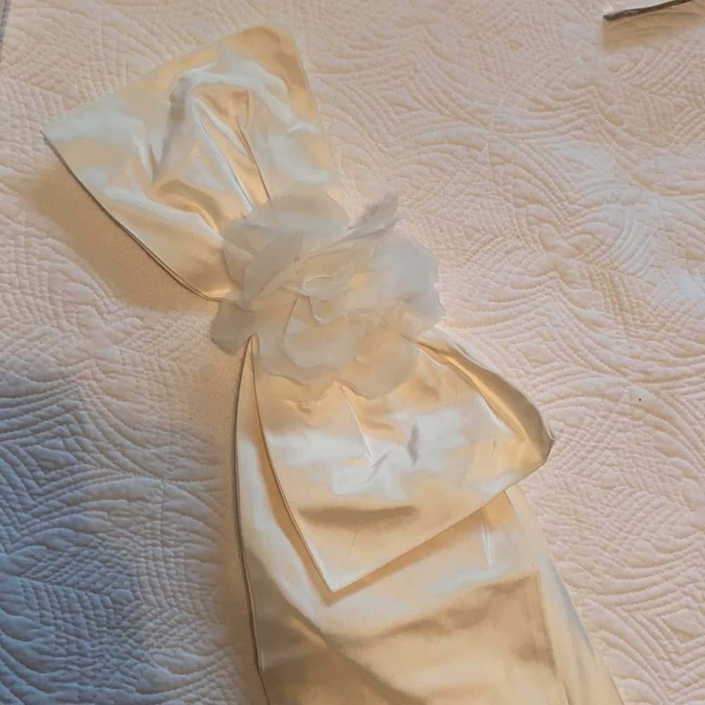 NEW-Bridal Wedding Gown. Size 6. Never worn. - Picture 9 of 12